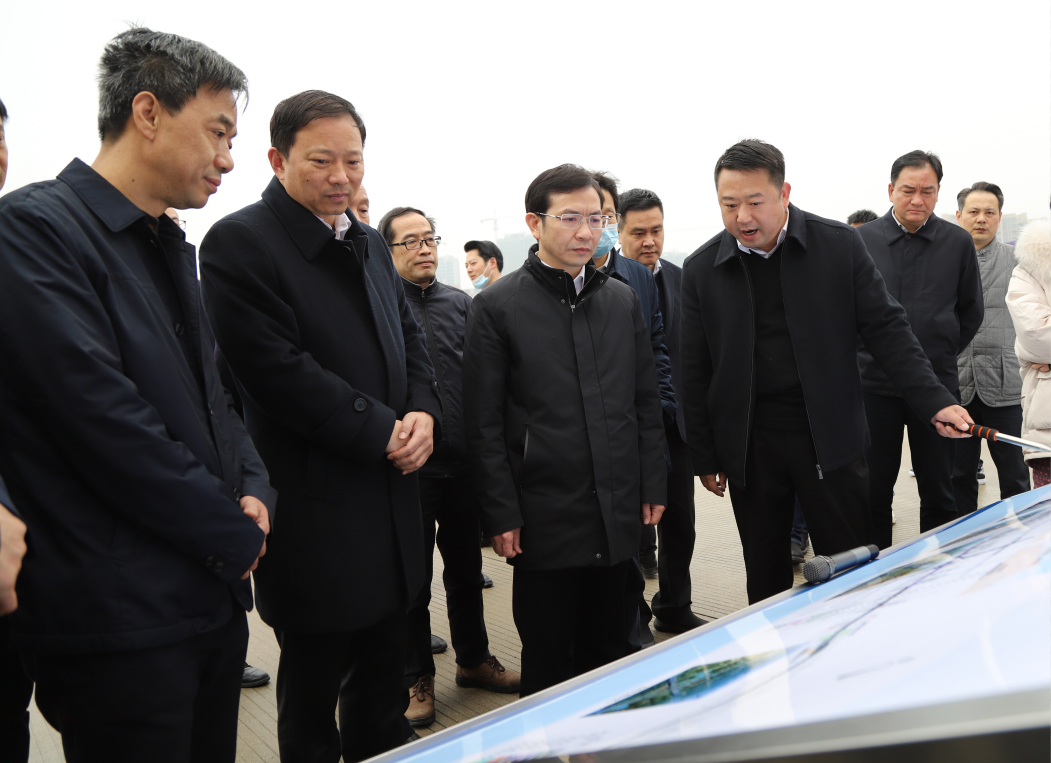 市委副書記、市長(zhǎng)黃喜忠一行視察九洲高架東延工程